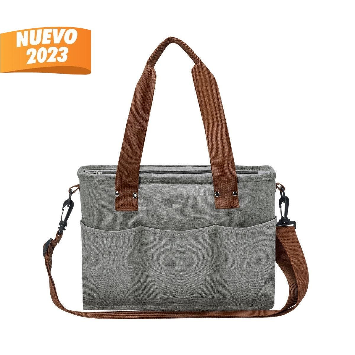 SIN 997, HIELERA NANCY. Hielera con interior plastificado impermeable. Bolsillo principal con cierre, 3 bolsillos frontales y 2 bolsillos posteriores. Asa ajustable con broches de plástico.